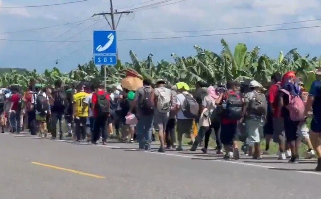 Screenshot of the migrant caravan from video posted on the @AnthonyAguero X page.