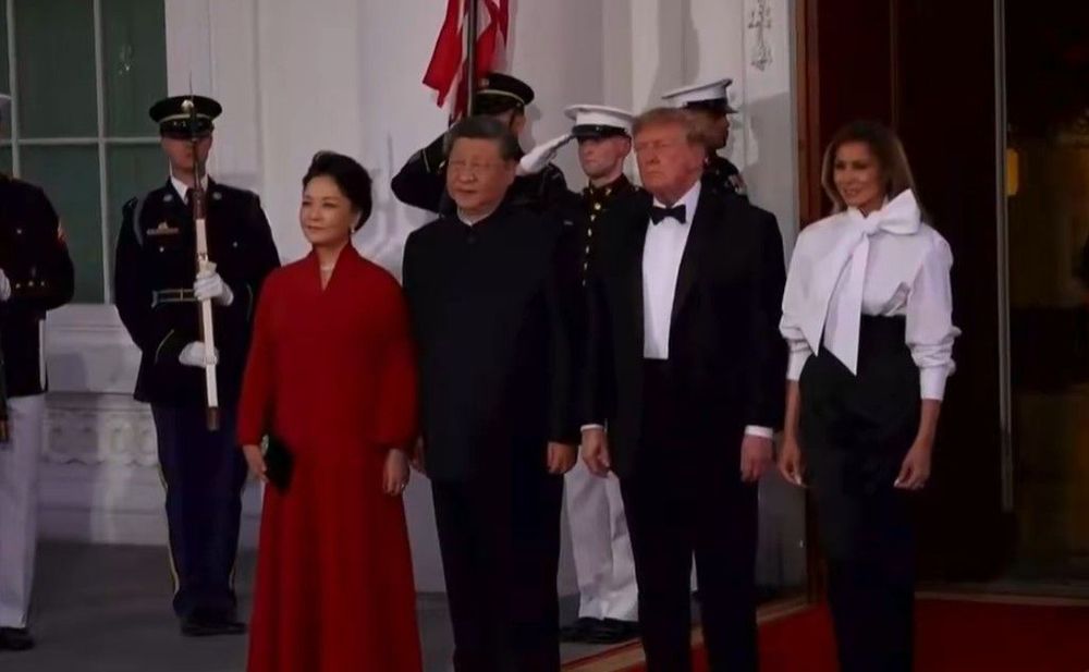 President Trump and Melania greet Chinese President Xi Jinping and his wife, Madame Peng Liyuan for the state dinner. -- Image: Screenshot from the @RapidResponse47 X page