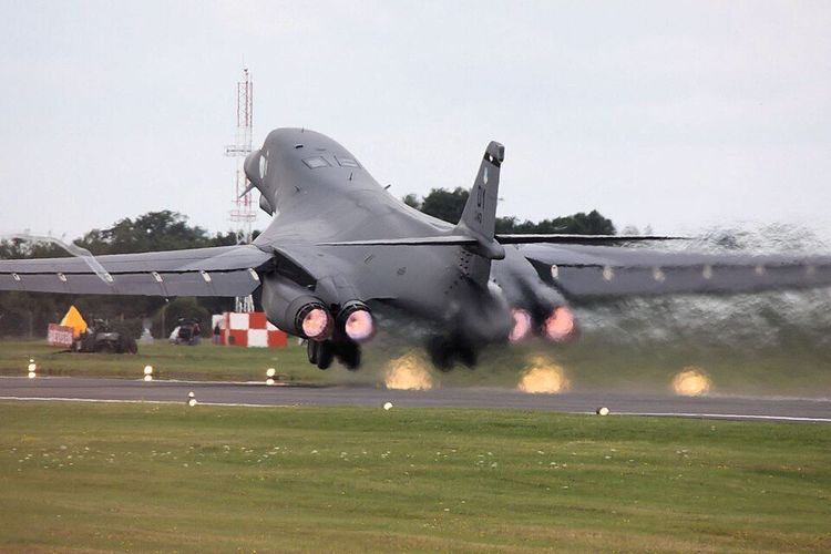 A B1B Lancer takes off. -- Image: Tim Felce (Airwolfhound) via Wikimedia