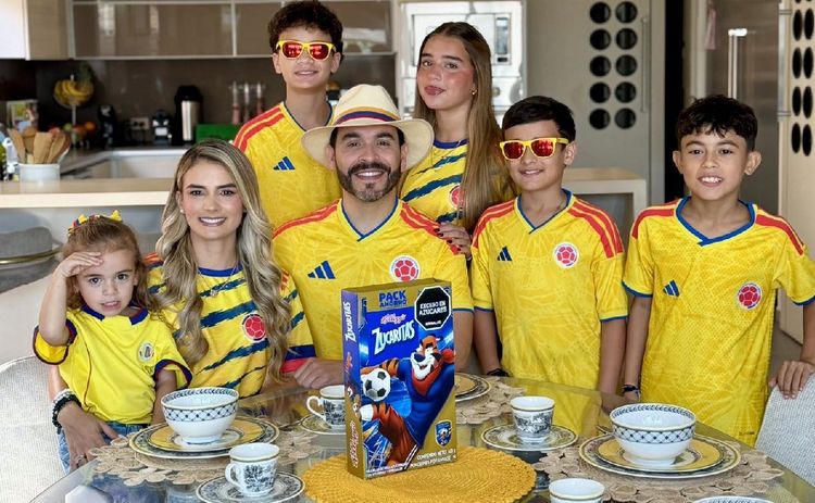 Abelardo De La Espriella posing with his family.
