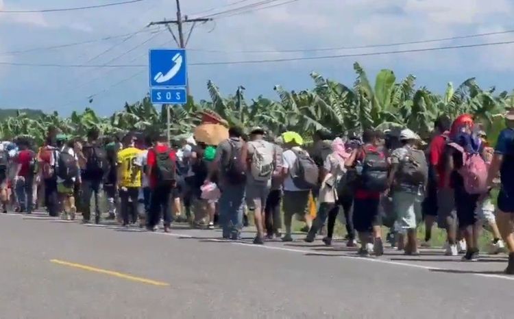 Screenshot of the migrant caravan from video posted on the @AnthonyAguero X page.
