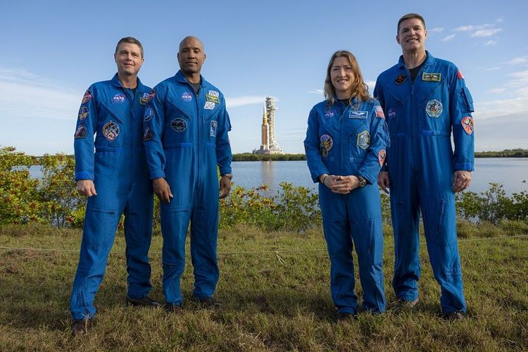 NASA astronauts Reid Wiseman, Artemis II commander; Victor Glover, Artemis II pilot; Christina Koch. and CSA (Canadian Space Agency) astronaut Jeremy Hansen pose in front of the Artemis in January.