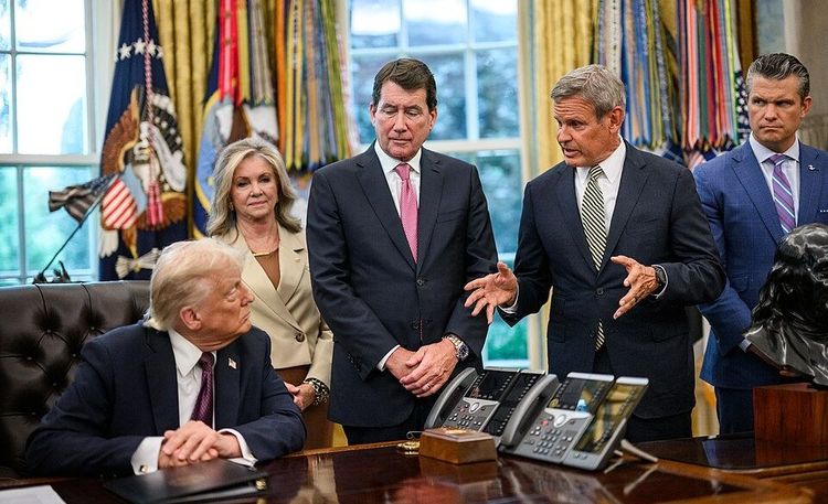 Gov. Bill Lee speaks to President Trump in the Oval Office as he prepares to sign a Presidential Memorandum that will deploy the National Guard to Memphis, Tennessee, to establish the “Memphis Safe Task Force,” Monday, September 15, 2025.