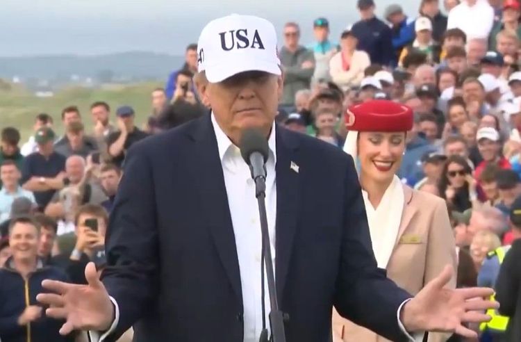 At the Amgen Irish Open prize ceremoney, President Trump announced he was going to take the tariffs off Irish whiskey to the cheers of the crowd. -- Image: Screenshot from the @RapidResponse47 X page