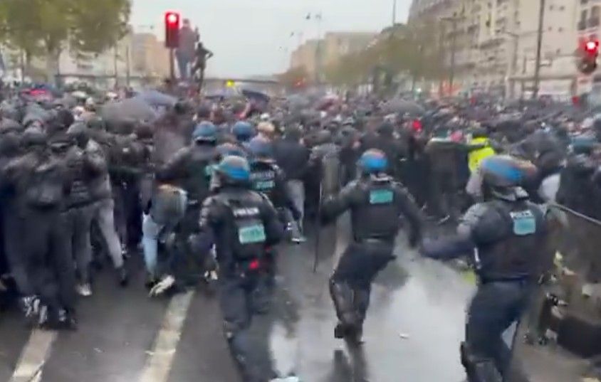 Police clash with rioters. -- Image: Screenshot from @Worldsource24 on X