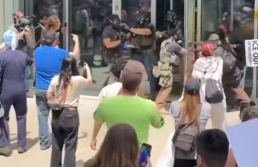 Rioters attempting to breach the St. Paul Courthouse are pushed back.