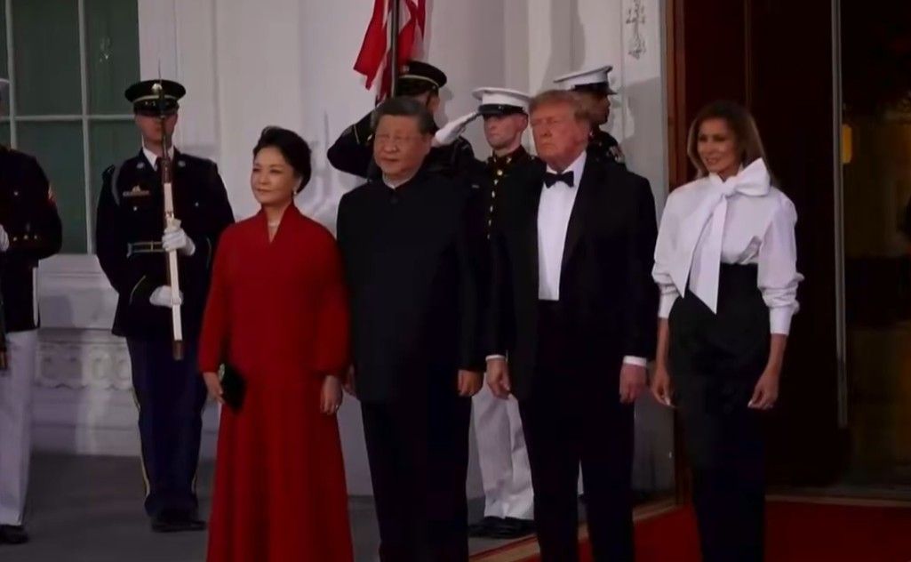 President Trump and Melania greet Chinese President Xi Jinping and his wife, Madame Peng Liyuan for the state dinner. -- Image: Screenshot from the @RapidResponse47 X page
